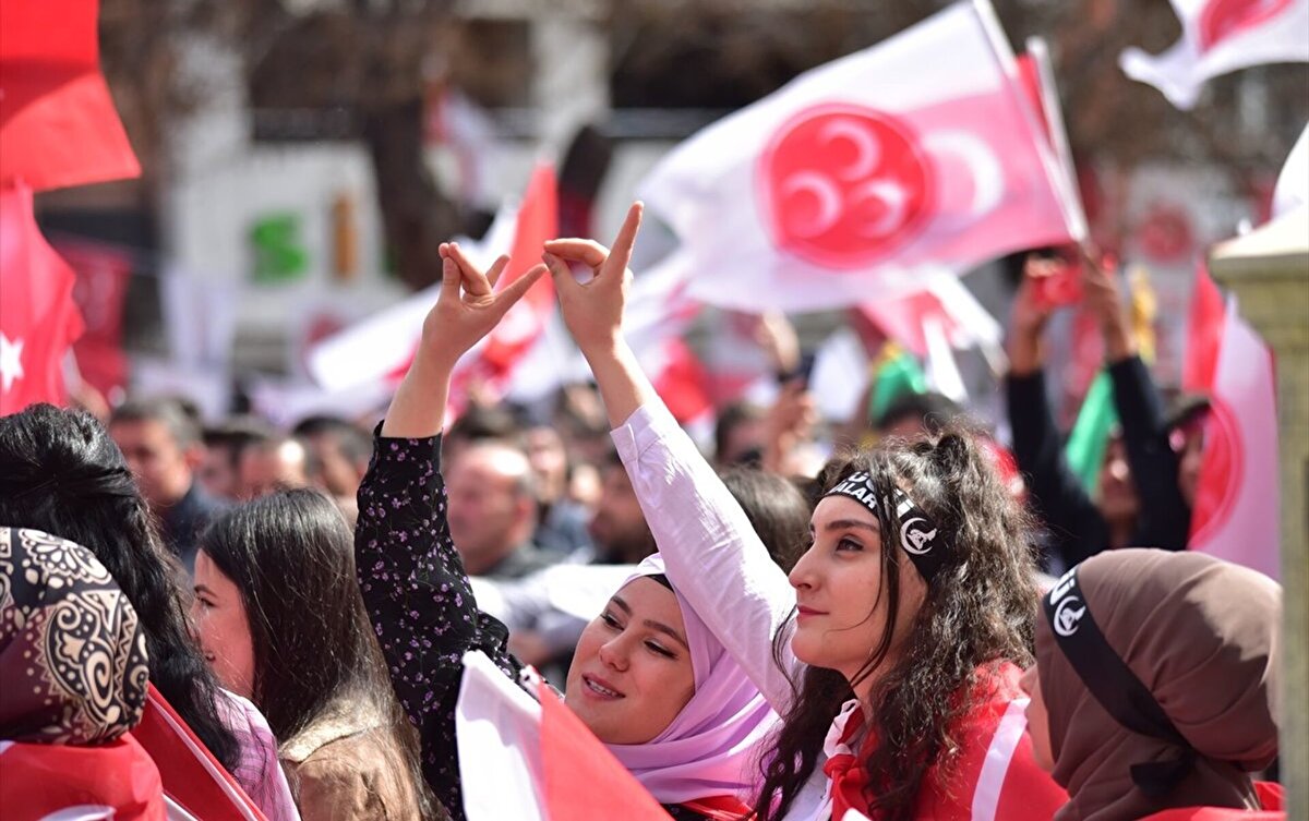 MHP<br><br>Cumhur İttifakı ortağı MHP’nin üye sayısında düşüş gözlendi. Partinin 480 bin 584 olan üye sayısı 16 bin 492 azalarak 464 bin 92 kişiye geriledi. 