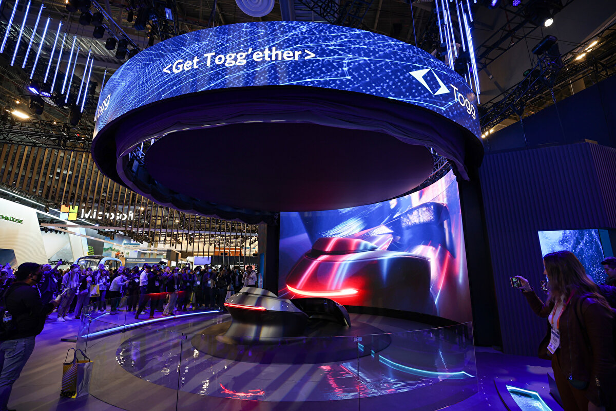 Gürcan Karakaş mart sonunda Togg’un yollarda olacağını açıkladı, şubat ortası başlayacak ön satış için de farklı sürprizlerin bilgisini verdi.<br><br>"Cumhuriyetimizin yüzüncü yılı olduğu için 2023 adet özel seriyi bir NFT setiyle ihaleye çıkaracağız. Bunların içinde tabiiki ilgiyle beklenen bazı numaralar var. Belirli şehirlerin tarihleri, numaraları. Onlar da bizlere o araçları satın alma hakkı sağlayacak. İhale usulüyle yapılacak. Bu da dünyada ilk defa yapılan bir şey."<br><br>Gürcan Karakaş, 2023 yılında toplam 20 bin civarında araç üretmeyi hedeflediklerini söyledi.