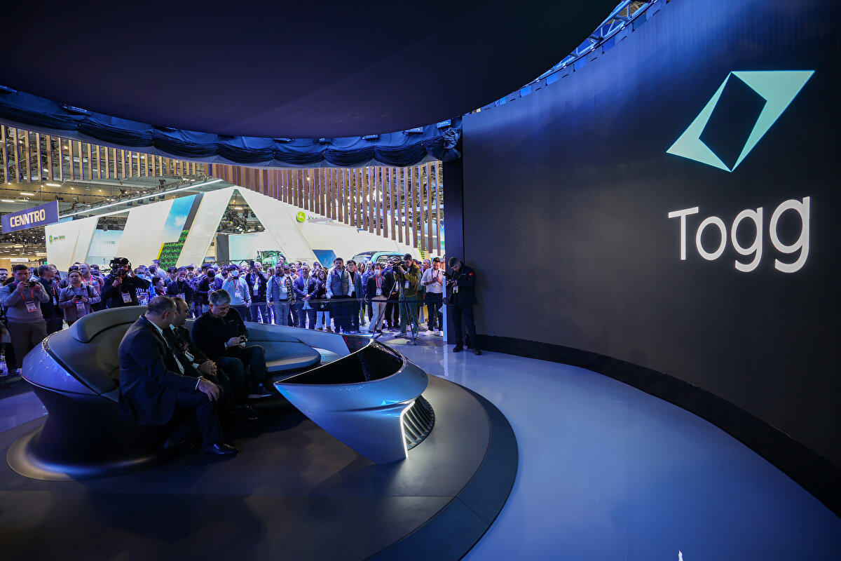 Gürcan Karakaş katılımcılara yaptığı sunumun ardından TRT Haber'in canlı yayınına katıldı.<br><br>"Burası şampiyonlar ligi, tüm dünyanın en büyük teknoloji fuarlarından bir tanesi. Burada teknoloji firmaları ve tüketiciler bir araya gelip ürünlerinin geleceğini, yarından sonrasını görüşüyorlar, paylaşıyorlar. Biz de onu yaptık. Dikkat ederseniz şu anki fuar alanımızda bir tane akıllı cihazımız, aracımız yok ama onun yerine mobilitenin yarından sonrasını ifade eden yeni mobiliteyi ifade eden teknolojimiz var."