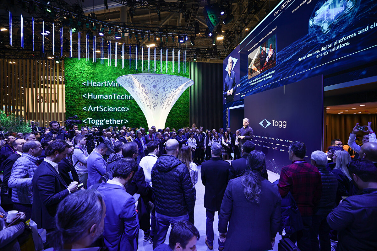 Karakaş, Togg'un diğer çalışmalarına da değinerek, Siro isminde batarya geliştiren, üreten ve ihraç etmeyi de planlayan bir şirket kurduklarını anımsattı. Karakaş, bu şirketin 120 ülkeden sorumlu olacağını, sadece otomobil dünyası için değil aynı zamanda enerji depolama sistemleri için de çalışacağını aktardı.<br><br>