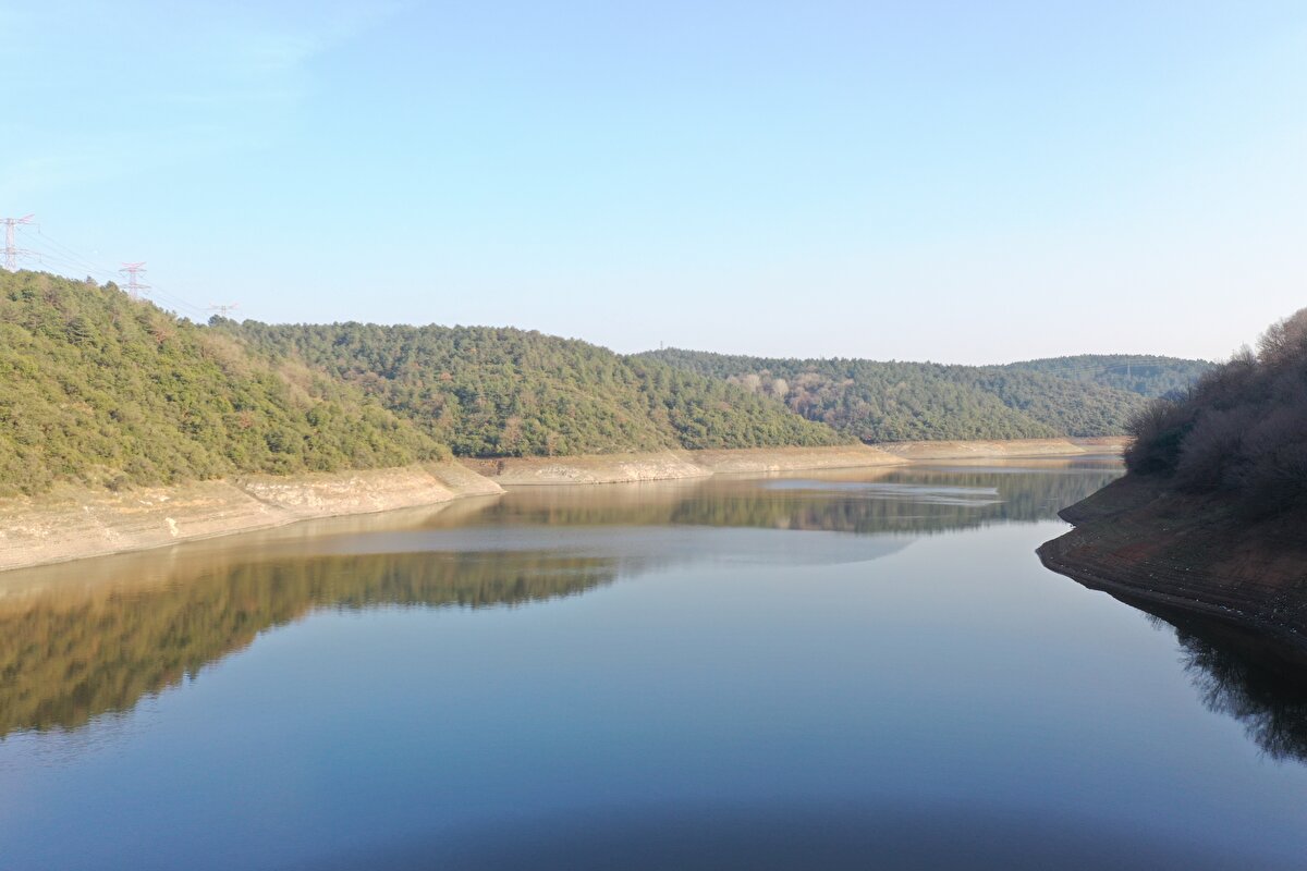 Su seviyesi 280,18 milyon metreküpe düştü<br><br>Kente su sağlayan baraj ve göletler 868 milyon 683 bin metreküp biriktirme hacmine sahipken su miktarı bugün itibarıyla 280,18 milyon metreküp seviyesinde ölçüldü.<br><br>İstanbul'da günlük su tüketimi dün itibarıyla 2 milyon 911 bin metreküp oldu. Melen ve Yeşilçay'dan alınan su miktarı ise 351,9 milyon metreküp olarak gerçekleşti. İstanbul'da içme suyu arıtma tesislerinden bu yıl şehre verilen su miktarı 14,82 milyon metreküp olarak belirlendi.