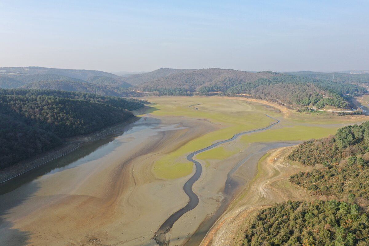 İstanbul Büyükşehir Belediyesi (İBB) Su ve Kanalizasyon İdaresi (İSKİ) verilerine göre, geçen yıl yüzde 89,68'e kadar yükselen barajlardaki su seviyesi yağışların yetersiz olması nedeniyle düşerek bugün itibarıyla yüzde 32,25 seviyelerine indi. Barajların doluluk oranları Alibey'de yüzde 18,29, Büyükçekmece'de yüzde 35,32, Darlık'ta yüzde 28,83, Elmalı'da yüzde 31,62, Istrancalar'da yüzde 36,81, Kazandere'de yüzde 7,06, Ömerli'de yüzde 35,96, Pabuçdere'de yüzde 4,9, Sazlıdere'de yüzde 37,53, Terkos'ta ise yüzde 38,81 olarak kaydedildi. Verilere göre, bu yıl barajlara düşen yağış miktarı metrekare başına 0,73 kilogram olarak ölçüldü.<br><br>