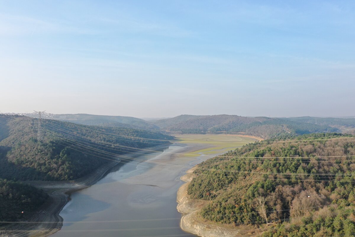 "Yüzde 20'leri görüyor olabiliriz"<br><br>Benzer bir durumun 2021'de görüldüğüne, o zaman 15 Ocak civarında çok ciddi yağışların başladığına ve ondan sonra da çok ağır bir sorun yaşanmadığına değinen Kurnaz, şunları söyledi:<br><br>"Eğer o beklenen yağışlar gelmeyecek olur ve biz ilkbahara doğru böyle gidecek olursak ciddi su kısıntıları olmaya başlayacak. Çünkü İstanbul'un suyu yok ve barajlardaki şu miktarı da her geçen gün azalmakta. Yani şu anda yüzde 32 civarına düştü ve böyle devam edecek olursa hani birkaç hafta içinde yüzde 20'leri görüyor olabiliriz. Bu da çok ciddi bir problem İstanbul açısından."<br><br>"Kuraklığın kendisi var zaten"<br><br>"Kuraklık tehlikesinin çok ötesinde şu anda kuraklığın kendisi var zaten. Yani aylardır doğru düzgün yağış düşmüyor, kar düşmüyor. Bunlara baktığımız zaman zaten kuraklığın orta göbeğinde yaşıyor bu bölge şu anda." diyen Kurnaz, bu durumun küresel ısınmayla ilgili olduğunu, içinde bulunulan Doğu Akdeniz Bölgesi'nin yağışların zaten azalmasının beklendiği bir bölge olduğunu, burada gelecek 20, 30 sene içerisinde yağışların yüzde 10-20 arasında azalmasının beklendiğini vurguladı.<br><br>Kurnaz, bu senenin durumunun özel olduğunu, her senenin bu yıl gibi kötü olmayacağını anlatarak "Bizim ülke olarak gelecekte yağış azalmasına karşı şimdiden önlem almaya başlamamız gerekiyor. Türkiye suyunun yaklaşık yüzde 75'ini tarımda kullanıyor. Dolayısıyla en baştan gereken şey tarımda kullanılan suyu çok dikkatli harcamaktır. Bu eski usul saldım tarlaya suyu sulama yöntemlerinden vazgeçip olabildiğince damla sulama yöntemlerini dönmemiz gerekiyor." diye konuştu.
