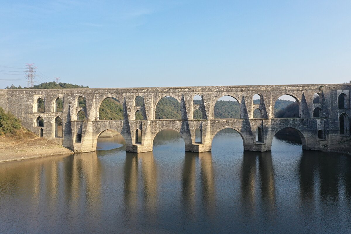 "Çok fazla yağış almıyor İstanbul"<br><br>Boğaziçi Üniversitesi İklim Değişikliği ve Politikaları Uygulama ve Araştırma Merkezi Müdürü Prof. Dr. Levent Kurnaz, geçen yazdan başlayarak Türkiye genelinde genel bir yağış azlığının söz konusu olduğunu söyledi.<br><br>Özellikle son birkaç ayda İstanbul ve İstanbul'a su sağlayan havzalarda çok ciddi bir yağış azalmasının yaşandığını anlatan Kurnaz, "İstanbul'un kendisine de çok fazla yağış düşmediği için İstanbul'un barajları yavaş yavaş boşalmaya başladı. Yani kışın ortasındayız, orta göbeğindeyiz. Buna rağmen çok fazla yağış almıyor İstanbul. Bu da ciddi bir sorun bizim açımızdan." diye konuştu.<br><br>Suyun tasarruflu kullanılmasıyla ilgili uyarıları genelde insanların yaz aylarında duymaya alışkın olduğunu dile getiren Kurnaz, bu uyarıların artık 12 ay boyunca yapılması gerektiğini belirtti.