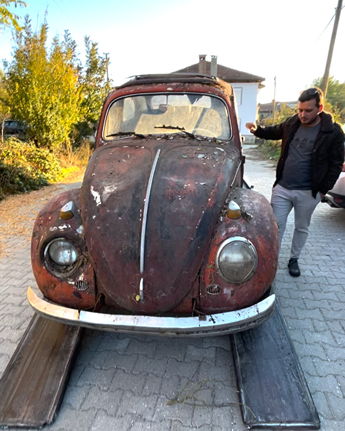 Tamirini yaptıkları 1959 model Citroen 2CV ile 11 ülke gezdiklerini anlatan Özdemir, şöyle devam etti:<br><br>"60 yaşındaki bir arabayla insanları şehirlerarası yolculuk yapmaya çekinirken biz ülkeleri gezmeye başladık. 2019'da arkadaşımla birlikte 1959 model bir arabayla 11 ülke gezdik. Yunanistan'dan ülkeleri gezerek Almanya'ya gidip geri döndük. Yaklaşık 20 günlük bu seyahatte bütün Balkan ülkelerini tek tek gezdik. Farklı arabalarla önümüzdeki yaz, yeni yurt dışı gezileri planlıyoruz."<br><br>