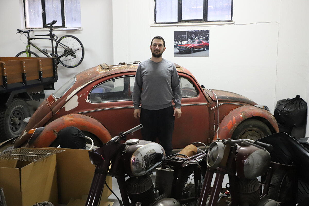 Hilmi Gürbüz Özdemir, AA muhabirine, hurda otomobillerle ilgilendiklerini bilen çok sayıda arkadaşlarının olduğunu, ülkenin farklı kentlerinden çağrılar aldıklarını, takip ettikleri modelleri alıp garajlarına getirdiklerini belirtti.<br><br>