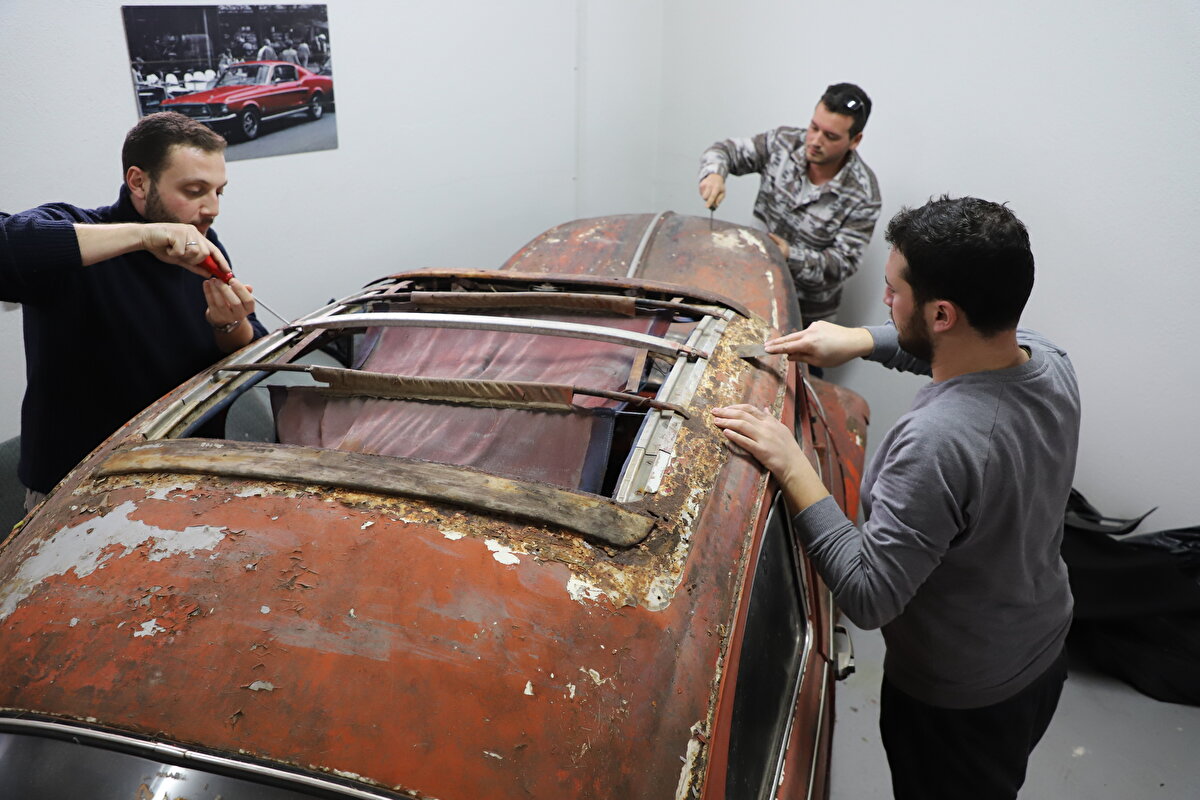 Denizli'de 2015 yılında bir garaj kiralayarak bu tutkuyu işe dönüştüren 3 arkadaş, hurdalıklardan topladıkları arabaların tamir ve restorasyonlarını yapmaya başladı.<br><br>