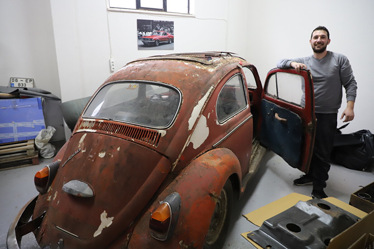 2012 yılında İstanbul'da üniversite okuduğu dönemde ilk klasik otomobili olan 1967 model Volkswagen Beetle alan Özdemir, sonrasında arkadaşları Ümit Koyuncuoğlu ve Yunus Ulusoy'u da bu meraka ortak etti.<br><br>