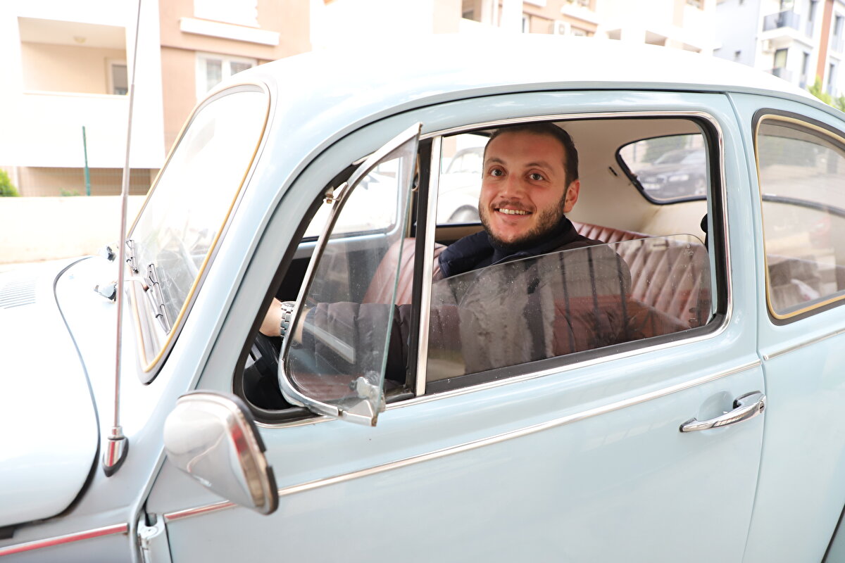 Nostaljik hisler yaşadıklarını kaydeden Ümit Koyuncuoğlu da "Zamanında birçok hikayeye şahit olan arabalarla yeni hikayeler yazıyoruz." diye konuştu.<br><br>