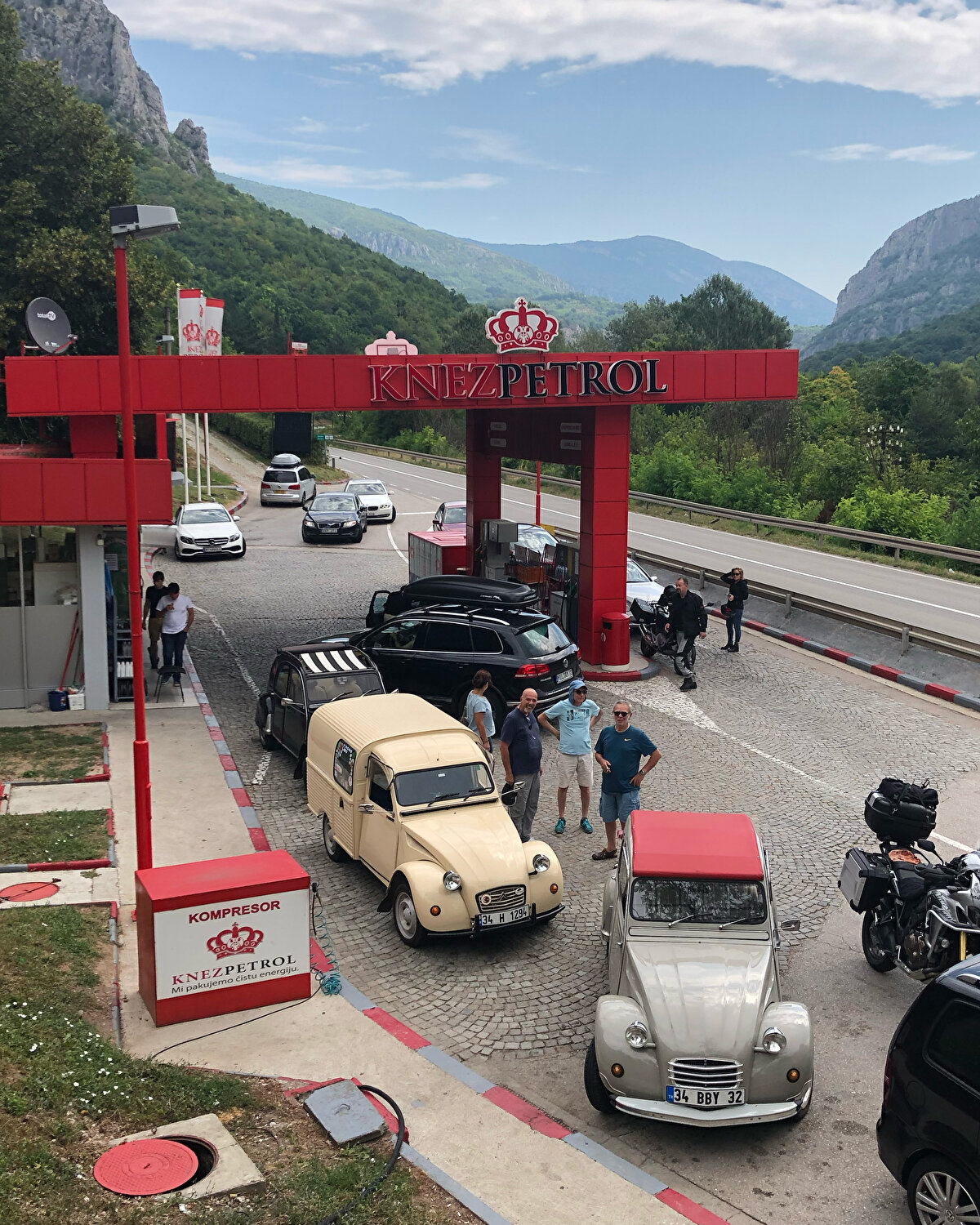 Tekstil sektöründe çalışan 30 yaşındaki Hilmi Gürbüz Özdemir, babasının klasik otomobillere tutkusundan etkilenerek kendisi de merak sardı.<br><br>