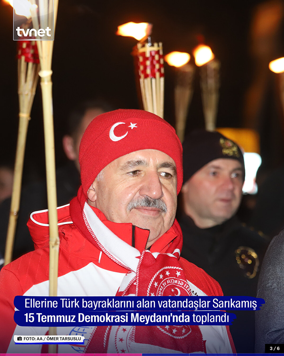 Ellerine Türk bayraklarını alan vatandaşlar Sarıkamış 15 Temmuz Demokrasi Meydanı'nda toplandı