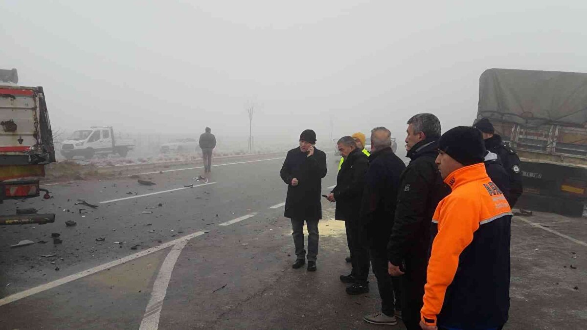 Ekiplerin olay yerindeki kurtarma çalışmaları devam ederken kaza yerine gelen Kırşehir Valisi Hüdayar Mete Buhara incelemelerde bulundu.<br>