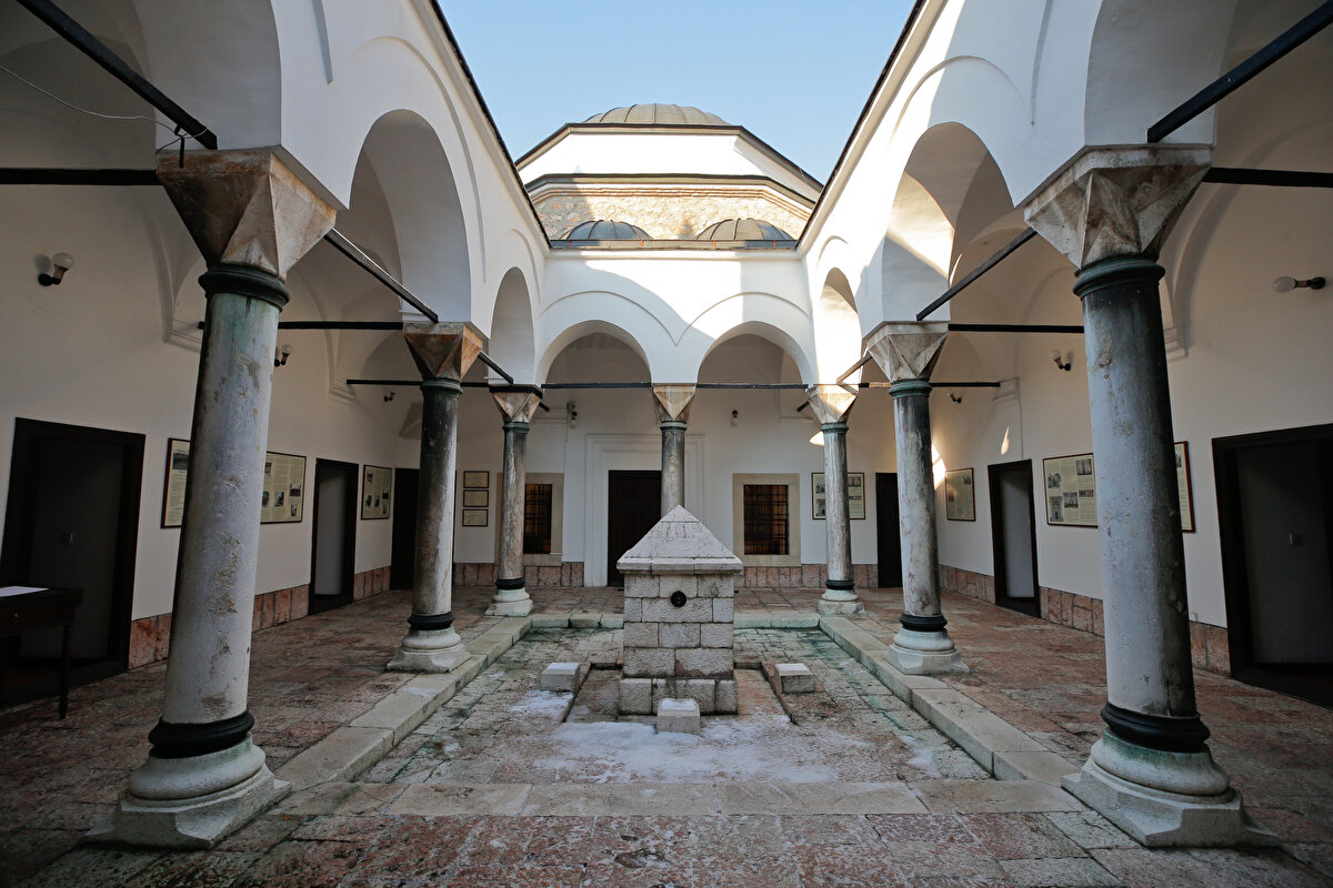 Medrese, Bosna Hersek'te 1992-1995'teki kanlı savaşta kuşatma altında tutulan Saraybosna'da kapılarını eğitime kapatmamış; zorlu savaş yıllarında öğrencilerini çatısı altında toplayarak komünist eski Yugoslavya döneminde de eğitime ara vermeden devam etti. Yıllardır ayakta kalmasıyla Bosna Hersek'in en köklü eğitim kurumu halini alan tarihî medrese, İngilizce, Arapça ve Türkçe öğretilmesi dolayısıyla Boşnak ailelerin öncelikli tercihleri arasında yer alıyor.