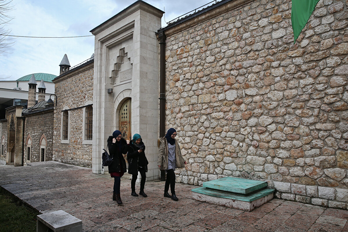 Gazi Hüsrev Bey Vakfı'nın arşivindeki belgelerde medresenin Selçuk Hatun anısına oğlu Gazi Hüsrev Bey tarafından yaptırıldığı, medresenin ilk olarak "Selçukiye" adıyla da anıldığı ifade ediliyor.