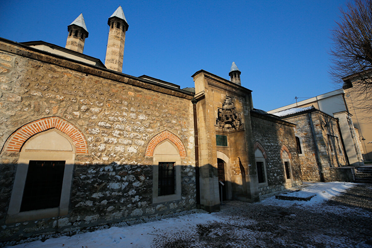 Bosna Hersek'te 16. yüzyılın ilk yarısında 20 yıl boyunca Osmanlı'nın sancak beyliğini yapan Gazi Hüsrev Bey, inşa ettirdiği cami, medrese, kütüphane, saat kulesi, çarşı, han ve dükkânlarla o dönemde mütevazı bir kasaba olan Saraybosna'nın şehirleşmesinde en önemli adımları atmıştı.