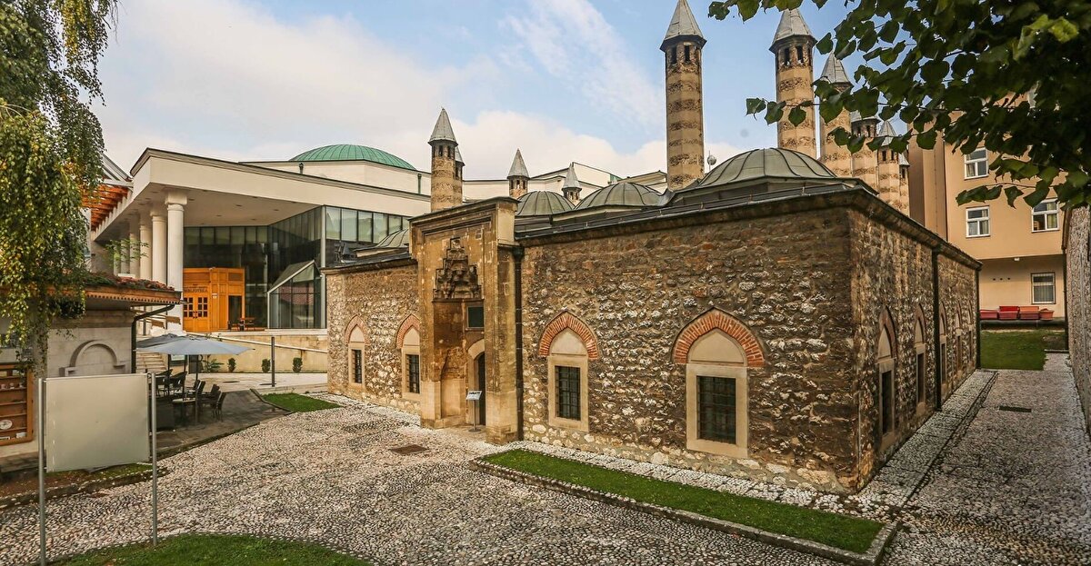 Medrese, çatısının kurşun olması nedeniyle halk arasında "Kurşunlu Medresesi" olarak da biliniyor ve ülkedeki birçok önemli din ve devlet adamının yetiştiği bir eğitim yuvası olma özelliği taşıyor.