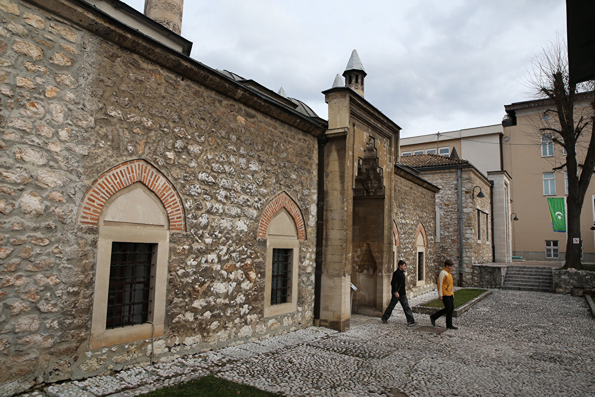 Tarihî medresenin kapısında "Bu bina bilimi ve Allah sevgisini dualarla arayanlar için yapıldı. Dinin savunucusu Gazi Hüsrev, iyi niyetin kaynağı ve adaletin gururudur." yazısı yer alıyor.
