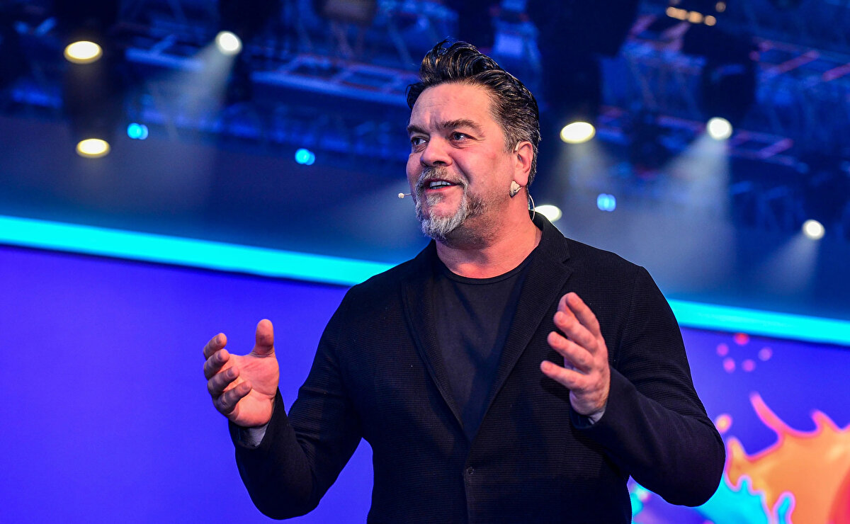 6. Beyazıt Öztürk<br><br>Yıllarca sunduğu Beyaz Show adlı programla hafızalarımıza kazınan Beyazıt Öztürk aldığı %46,7'lik oranla listenin 6. ünlü ismi oldu.<br><br>