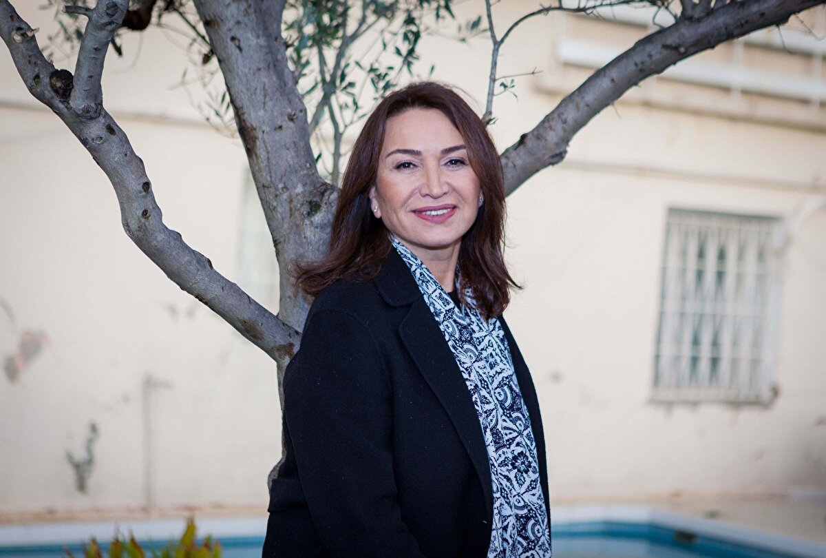 9. Demet Akbağ<br><br>Sahnelediği tiyatro oyunları ve rol aldığı yapımlarla gönülleri fetheden Akbağ %43,8'lik bir oranın sahibi oldu. Sevilen oyuncu listede 9. oldu.<br><br>