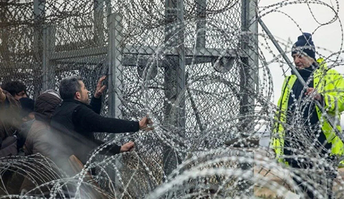 YUNANİSTAN'IN EGE DENİZİ'NDE DÜZENSİZ GÖÇMENLERİ GERİ İTMESİ İHA İLE TESPİT EDİLMİŞTİ<br>29 Aralık 2022'de, Yunanistan'a ait sahil güvenlik botunun, Ege Denizi'nde düzensiz göçmenleri Türk kara sularına itme anı, insansız hava aracı (İHA) ile tespit edilmişti.