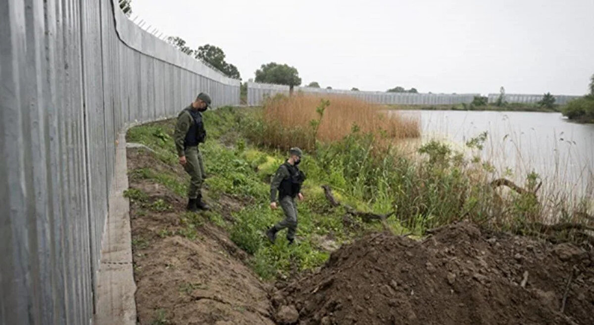 SKAİ TV'de bir programa katılan Yunanistan Vatandaşı Koruma Bakanı Takis Theodorikakos, Yunan polisi tarafından 256 bin yasa dışı geçişin engellendiğini ileri sürerek Yunanistan ve Avrupa'nın Türkiye ile sınırlarına çit inşa etme kararının, Vatandaşı Koruma Bakanlığının sorumluluğunda olduğunu ifade etti.<br><br>