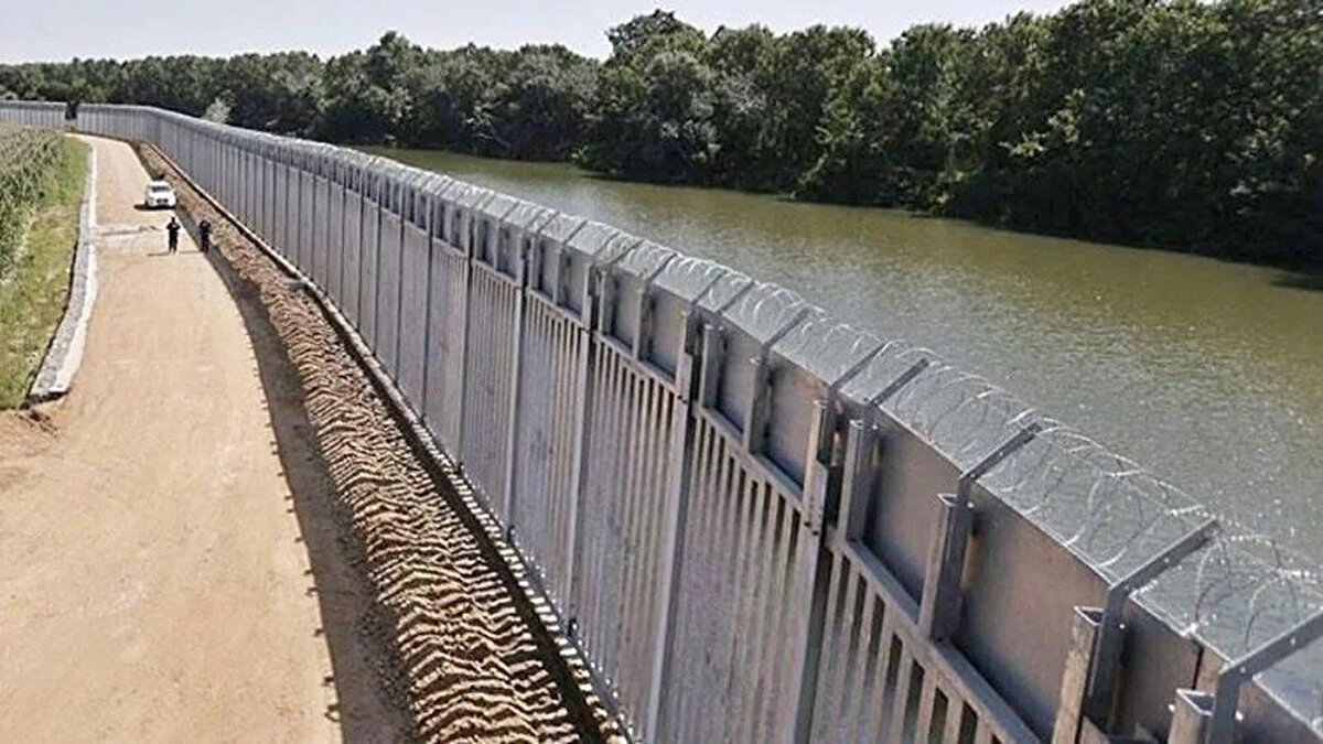 YUNANİSTAN'IN GERİ İTMELERİ TEPKİ ÇEKİYOR<br>Yunanistan'ın Ege Denizi'nde göçmenleri Türk kara sularına geri itmesi ve bazı olaylarda yaşanan can kayıpları, uluslararası basında da çokça konu edilmiş ve tepki görmüştü.