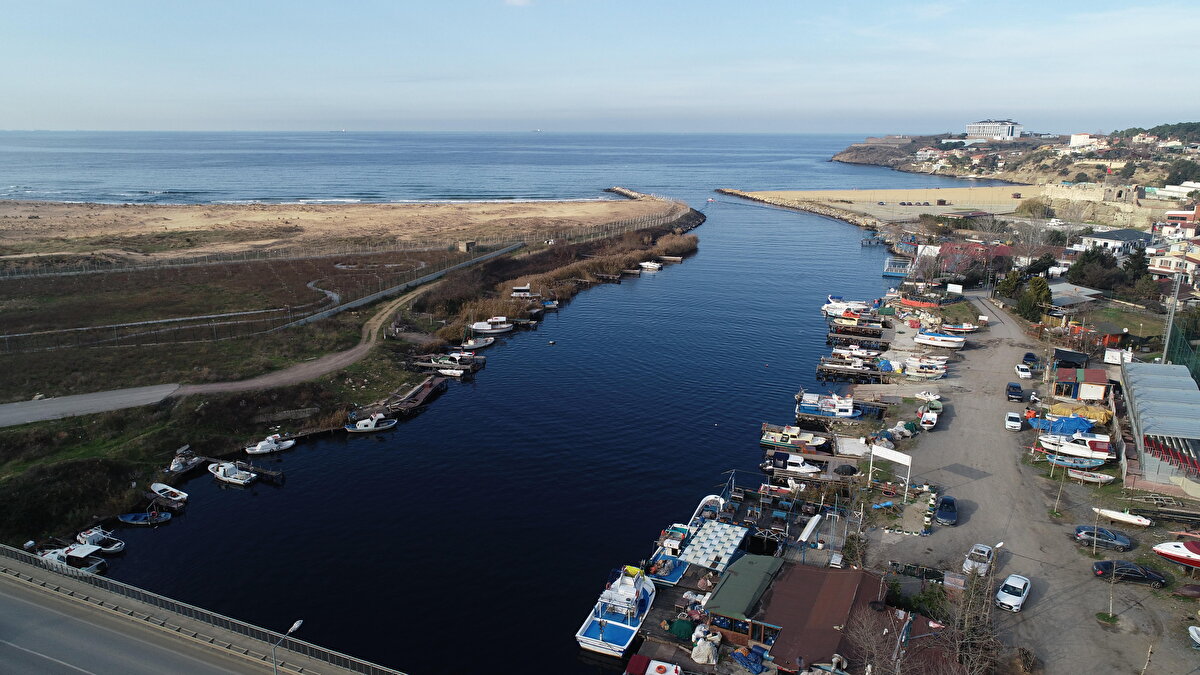 BÖLGE HAVADAN DA GÖRÜNTÜLENDİ<br>Dere havadan da görüntülendi. Derenin siyah sularının Riva Plajı yanından denize döküldüğü de havadan çekilen görüntülerde görülüyor.