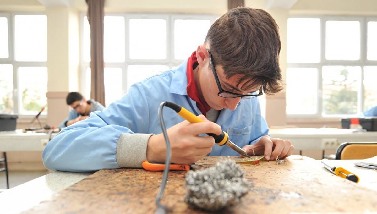 5 PUAN SGK DESTEK PRİMİ İNDİRİMİ YAPILACAK<br><br>EYT'den dolayı ayrılan, kıdem tazminatı alan ama işine devam etmek isteyen işçiye özel 5 puan SGK destek primi indirimi yapılacak. EYT ile ilgili henüz yasalaşma süreci gerçekleşmediği için şu an yapılan müracaatlar geçerli olmayacak. Yasal süreç tamamlandıktan sonra başvurular, e-Devlet üzerinden SGK'ye yapılacak.<br><br>Stajyerlik süresi<br><br>Konuyla ilgili açıklamalarda bulunan Ekonomist Muhammet Bayram şu ifadeleri kullandı:<br><br>"Eklenmesi gereken maddeler olabilir. Stajyerlik ve çıraklıkta staj başlangıç süresi varsa eğer bunların saydırılmasını istiyorlar. Aynı şekilde BAĞ-KUR'da ihya sorunu var. 2008'den önce vergi kaydı var ama sigorta kaydı yok. Bunların olmasını bekliyorlar. Stajyerlerin sorunu var. Bunların çözümlenmesi bekleniyor. Teklifin haftaya Meclis'e sunulması bekleniyor. Ek olarak stajyerlerin sorunlarının gelmesini bekliyorum."