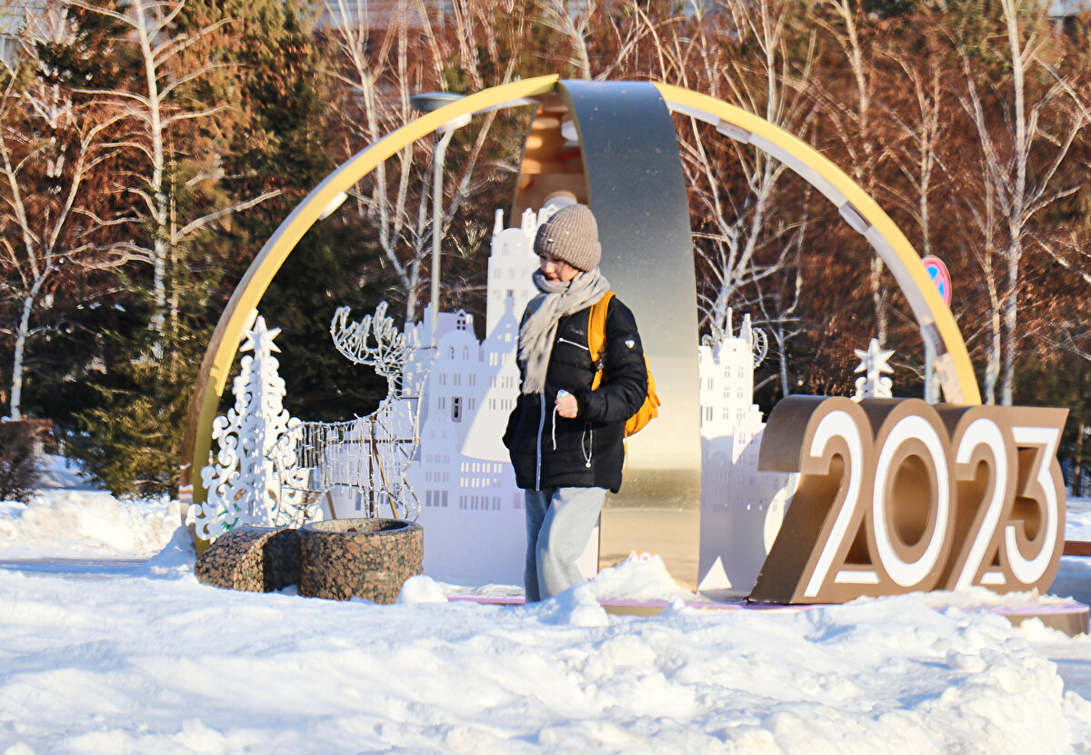Kazakistan’da son günlerde etkili olan yoğun kar yağışı ve soğuk hava yaşamı olumsuz etkilemeye devam ediyor.<br><br>Ülkede, başkent Astana dahil 11 eyalette buzlanma ve kar fırtınası uyarısı yapıldı.