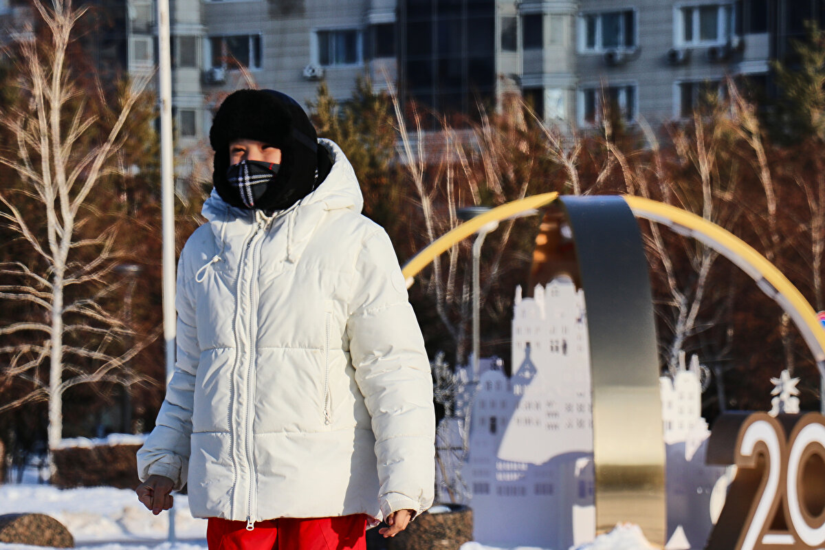 Bugün sıcaklığın sıfırın altında 30 dereceye kadar düştüğü şehirde ekipler soğuk havaya rağmen ana cadde ve sokakları kardan temizliyor.<br><br>
