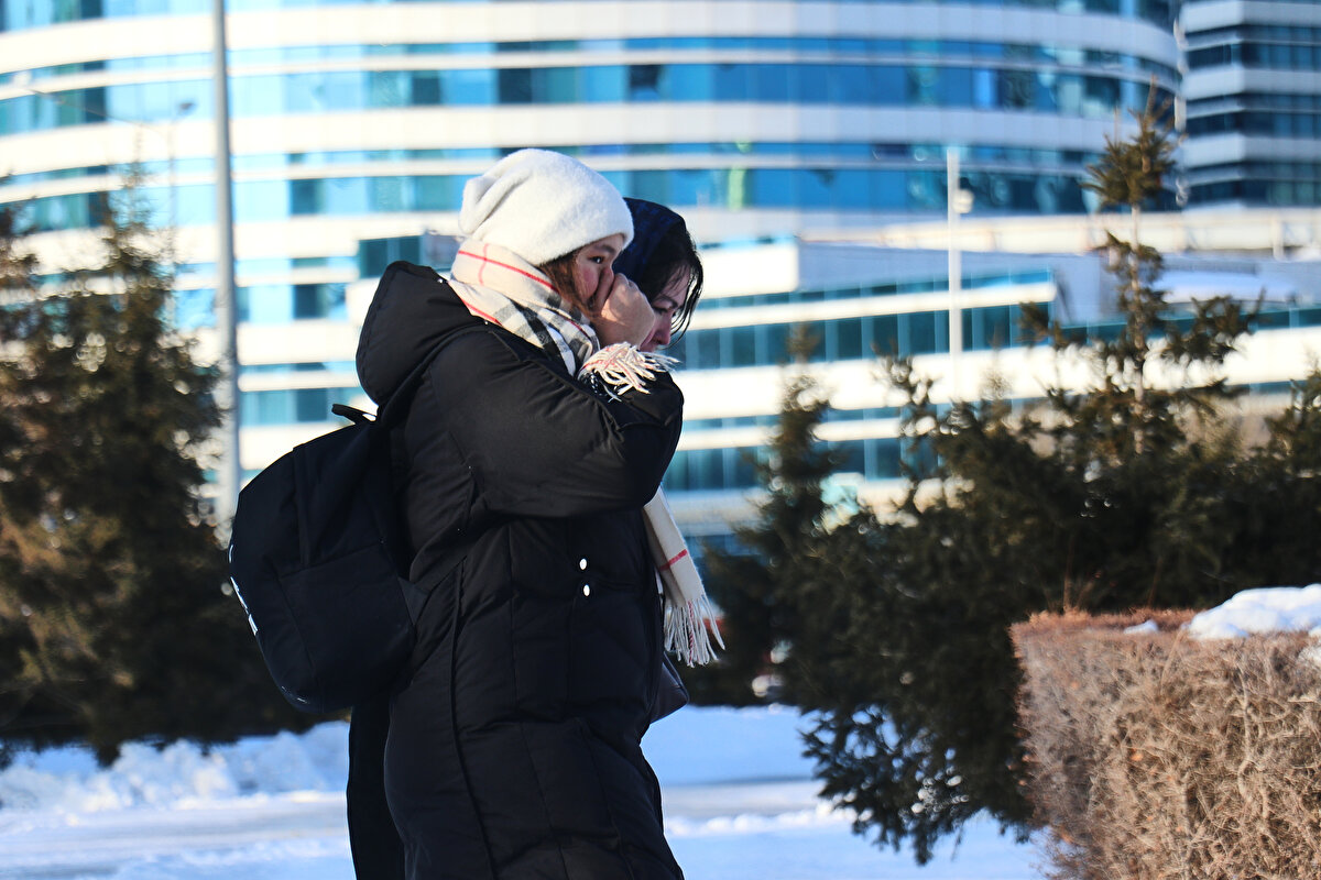 Başkent Astana’da birkaç gündür aralıksız yağan kar nedeniyle sokaklar beyaza büründü. Belediye temizlik ekiplerinin gece gündüz çalıştığı şehirde bir gecede 2 binden fazla kamyonla 39 bin metreküp kar toplandığı belirtiliyor.<br><br>