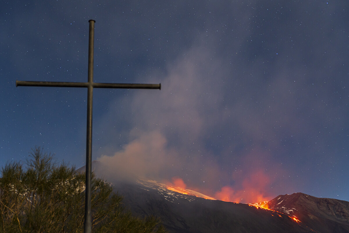 Sicilya adasında 3 bin 326 metre yüksekliğindeki yanardağ, patlamayla birlikte kül ve lav püskürttü.