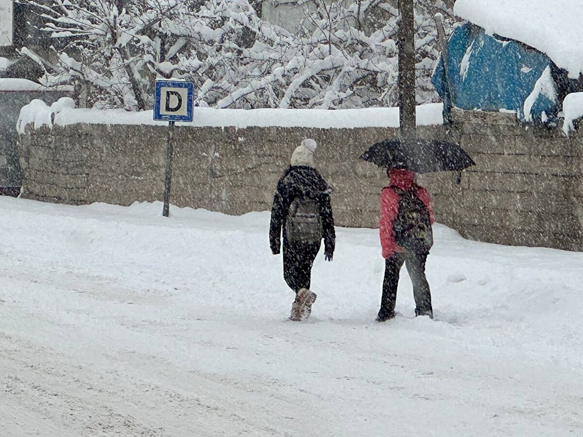 Van Büyükşehir Belediyesi karla mücadele ekipleri, herhangi bir olumsuzluğun yaşanmaması için ana caddelerde çalışma yaptı.
