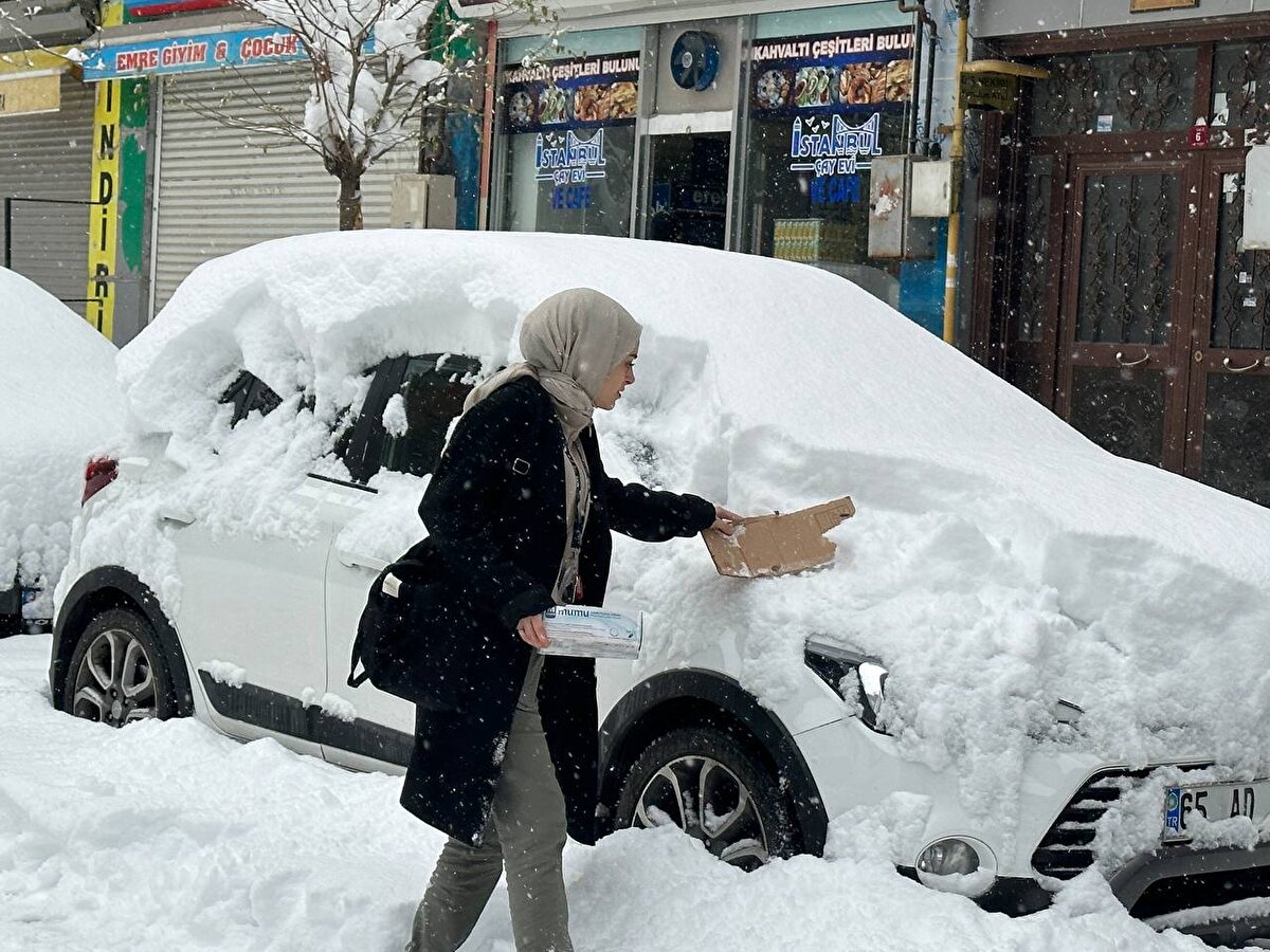 Araç sahipleri araçlarının üzerinde, esnaf da iş yerlerinin önünde biriken karı temizledi.