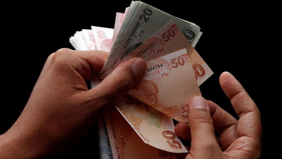 İşçinin kıdem tazminatı alabilmesi için gerekli 1 yıllık sürenin hesabında aynı işverene bağlı farklı işyerlerinde çalıştığı süreler birlikte değerlendirilir. Örneğin (A) işverenine bağlı (B) işyerinde 5 ay ve (C) işyerinde 8 ay çalışmış bir işçi kıdem tazminatına hak kazanır.<br><br>