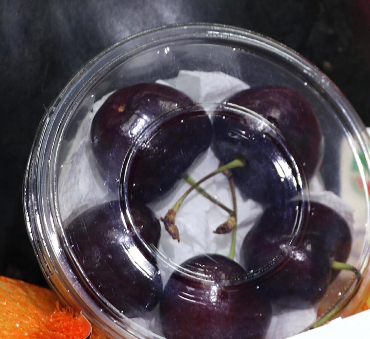 4-5 adet kirazın fiyatı ise 125-130 TL gibi rakamlarda satışını yapıyoruz. Kirazın kilo fiyatı ise 2 bin 200 lira. Akşamları işletmemiz kapalı olduğu için aşerenler tarafından çok sayıda telefon alıyoruz. 