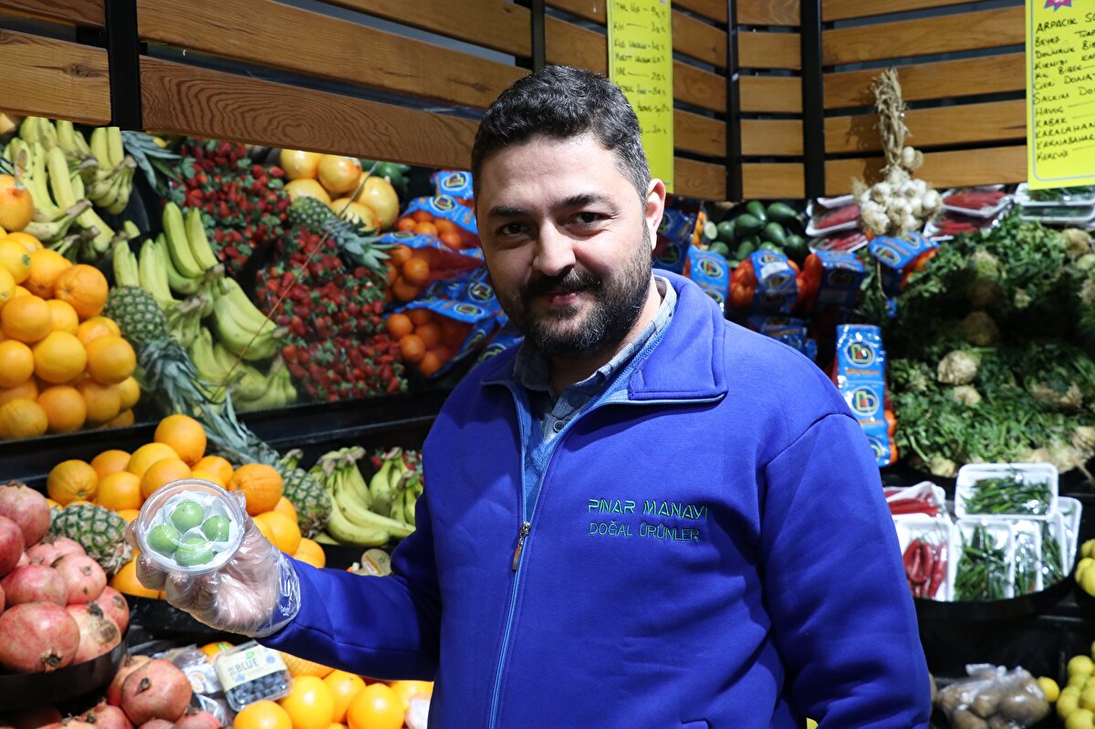 Yaz mevsiminin sevilen meyvelerinden olan erik ve kiraz, hava sıcaklığının gece eksi 12 dereceye kadar düştüğü Kayseri'de manav tezgahlarında yerini aldı.