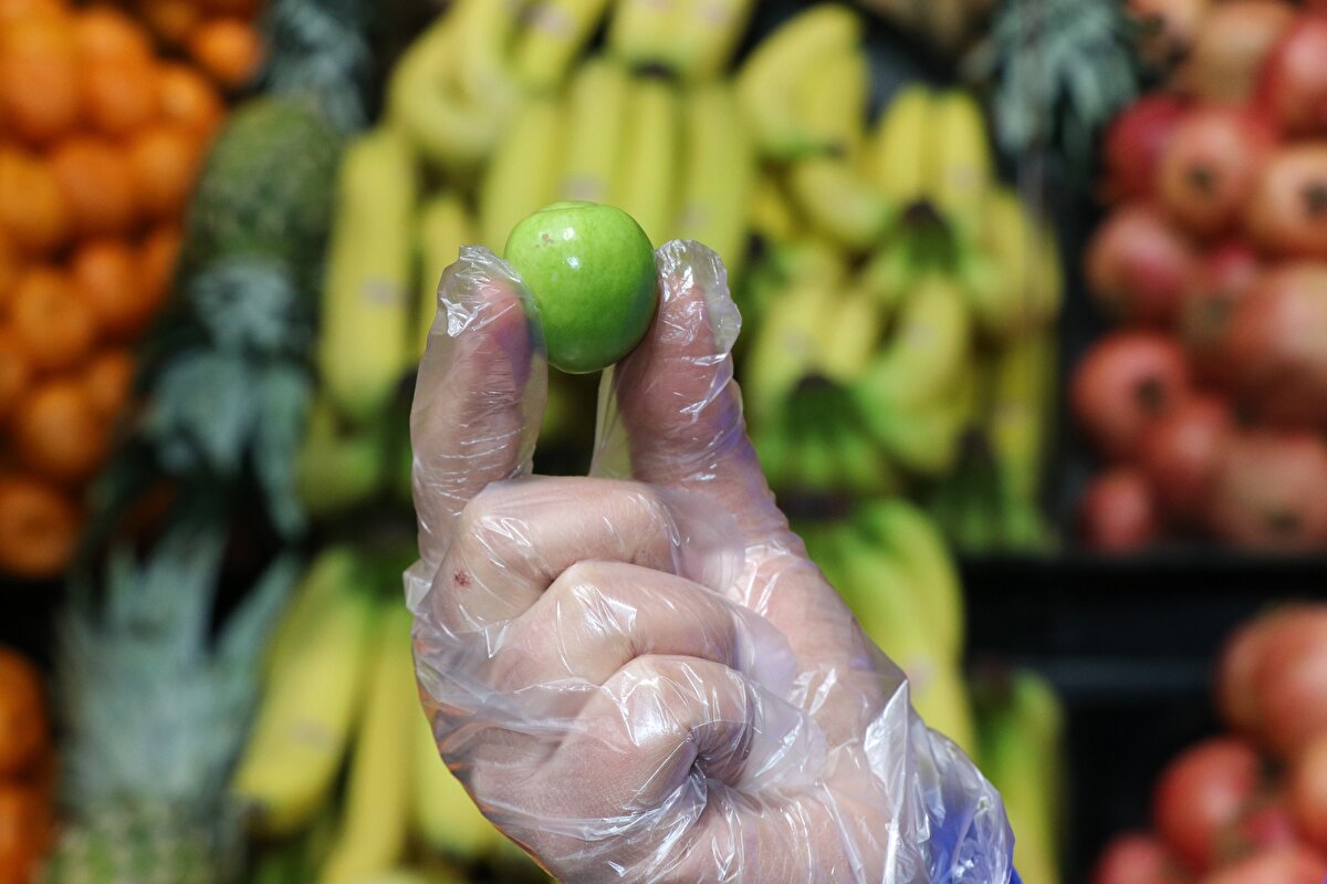 Mevsim dışı meyveler için hamile eşleri günün her saati arıyor. Kapatmış olsak bile gece gelip dükkanı açıyoruz. Eğer ürünler elimizde mevcut ise, bu telefonlara cevap verip, iş yerimizi açtığımız da oluyor."  