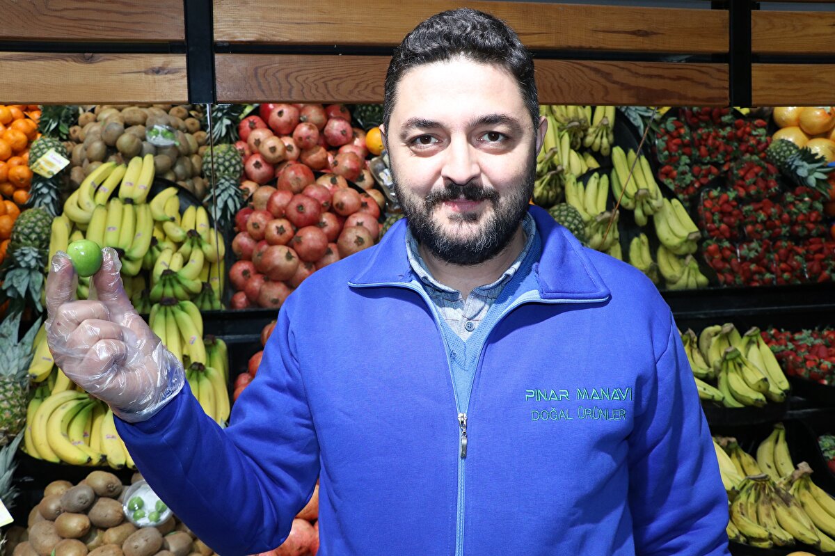 “Kış aylarında da yaz meyveleri bulunduruyoruz. Özellikle hamileler ve aşerenler için erik, kiraz, şeftali gibi ürünlerin teminini yapıyoruz. Bu ürünlerin birçoğu işletmemize yurt dışından geliyor. Bu yüzden fiyatları haliyle yüksek oluyor. Özellikle son dönemde ürünlerin fiyatlarında yaşanan artış, kış aylarında nadir bulunan ürünlerin fiyatlarını da etkiledi.