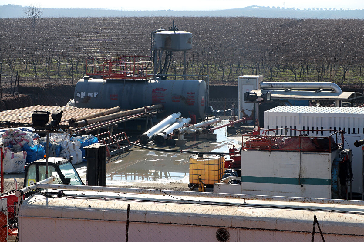 <br>Yaklaşık 14 bin metrekarelik alanda döner sondaj tekniğiyle petrol kaynağı tespiti için yürütülen çalışmayla bölgede ham petrol rezerv varlığının ve varsa miktarının tespit edileceği duyurulmuştu.