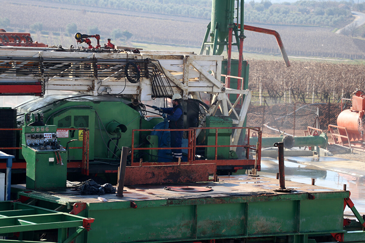 Kuyuda çalışmalar devam ediyor<br><br>Öte yandan, geçen yıl 28 Mayıs'ta yine Yağbasan Mahallesi'nde Mustafa Yüksel'e ait zeytin bahçesine sulama için açılan sondaj kuyusundan çıkan ve yüzde 6'sı petrol, yüzde 94'ü su olan sıvı çıkmasının ardından temmuz ayında TPAO tarafından açılan Yağbasan-1 kuyusunda çalışmalar devam ediyor.
