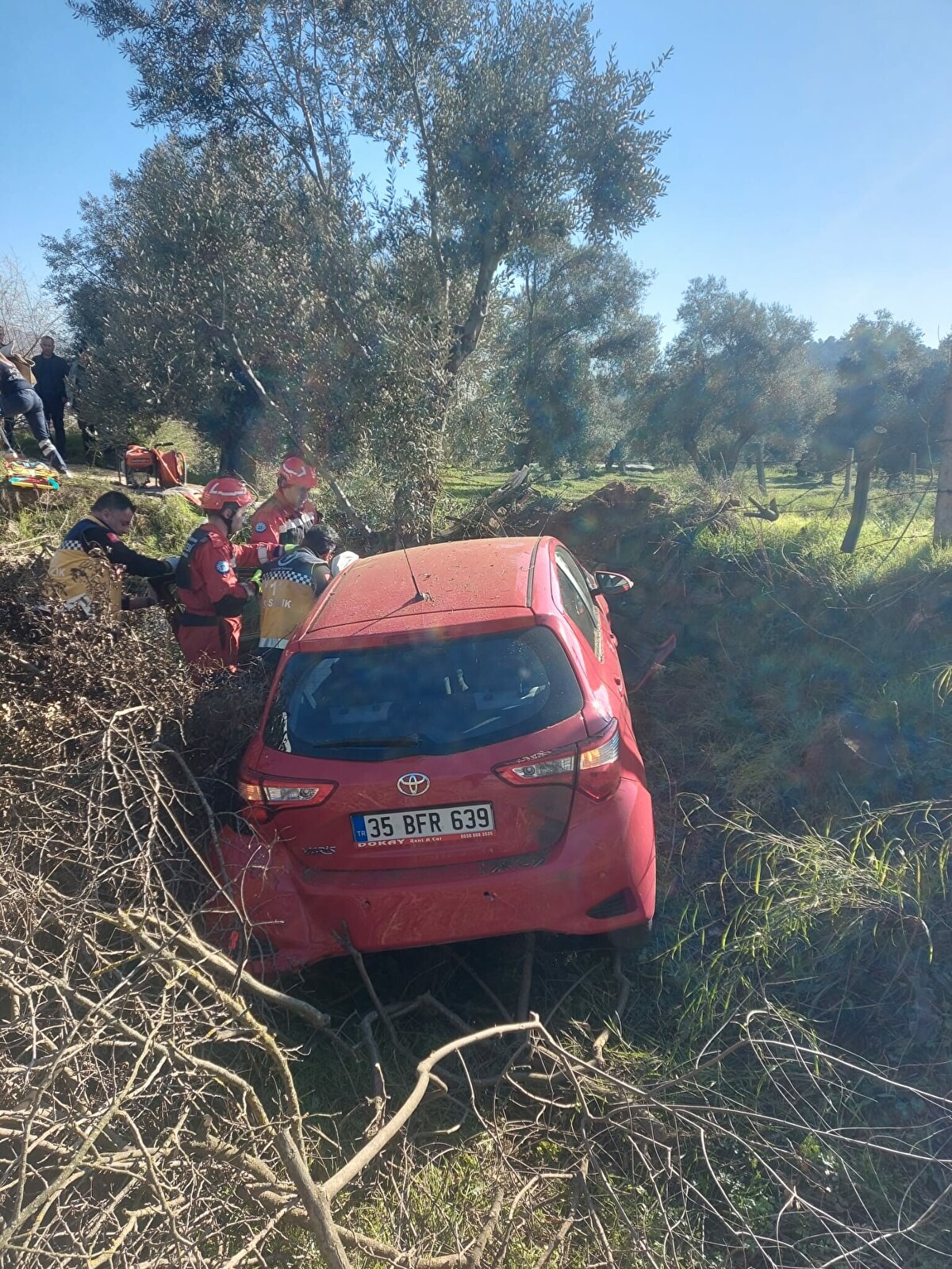  İzmir istikametine seyir halinde olan müzisyen Hakan Yelbiz yönetimindeki 35 BFR 639 otomobil, sürücüsünün direksiyon hakimiyetini kaybetmesi sonucu şarampole yuvarlandı. 