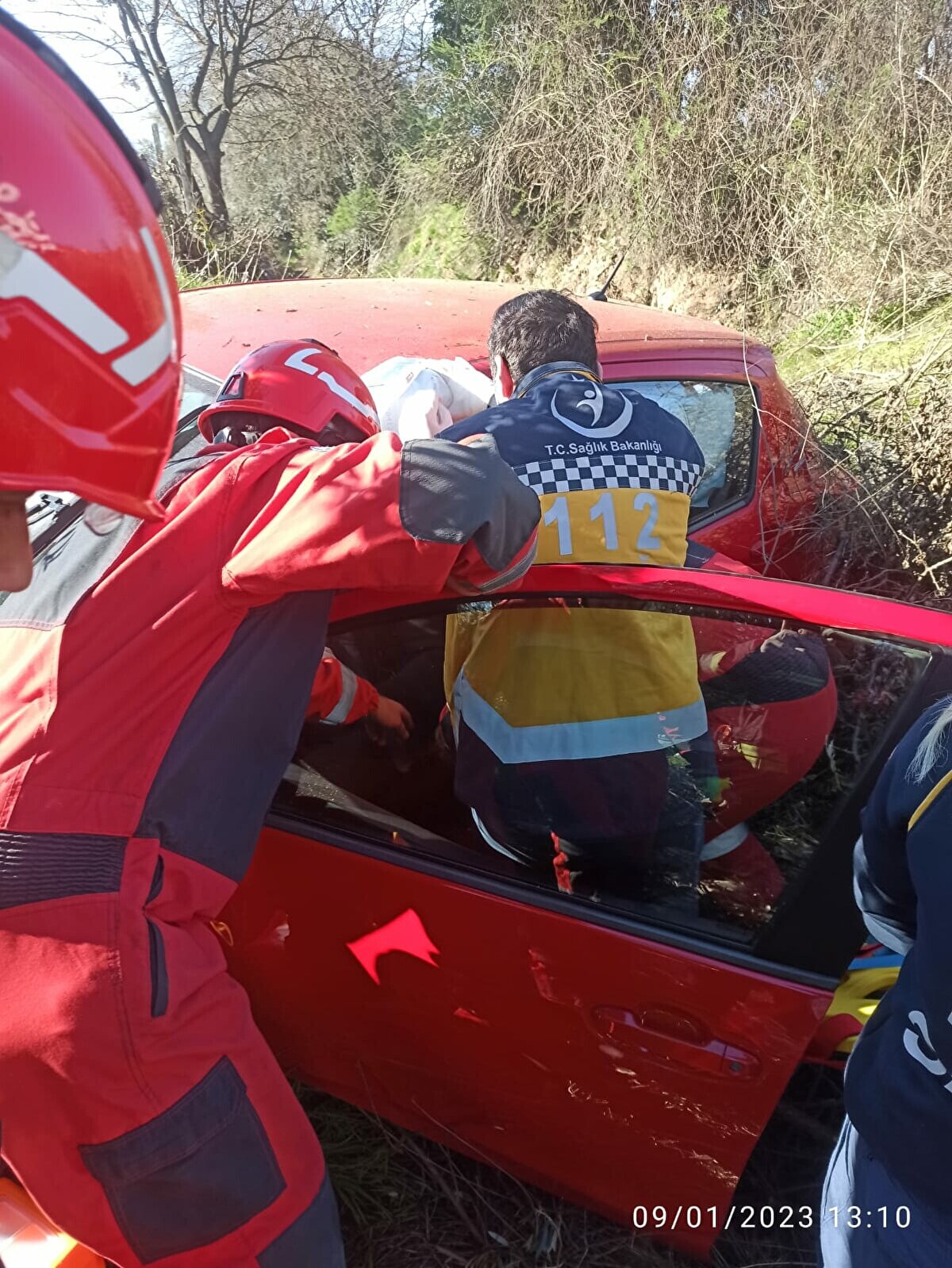 Metrelerce savrulan otomobil dere yatağında ağaca çarparak durabildi.