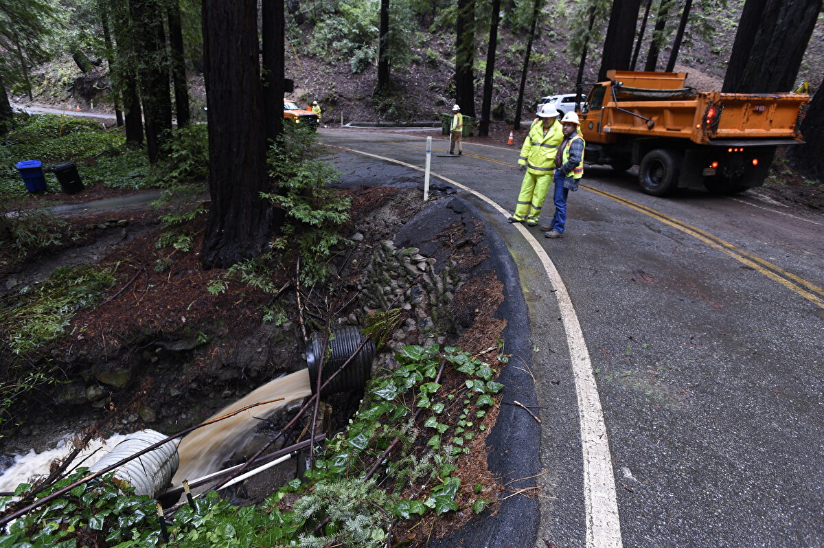 Los Angeles Times'a göre yerel yetkililer, Carpinteria'daki Montecito, Toro Kanyonu, Sycamore Kanyonu ve Padaro Lane'deki sakinlere bölgeleri derhal boşaltmalarını emretti.<br><br>