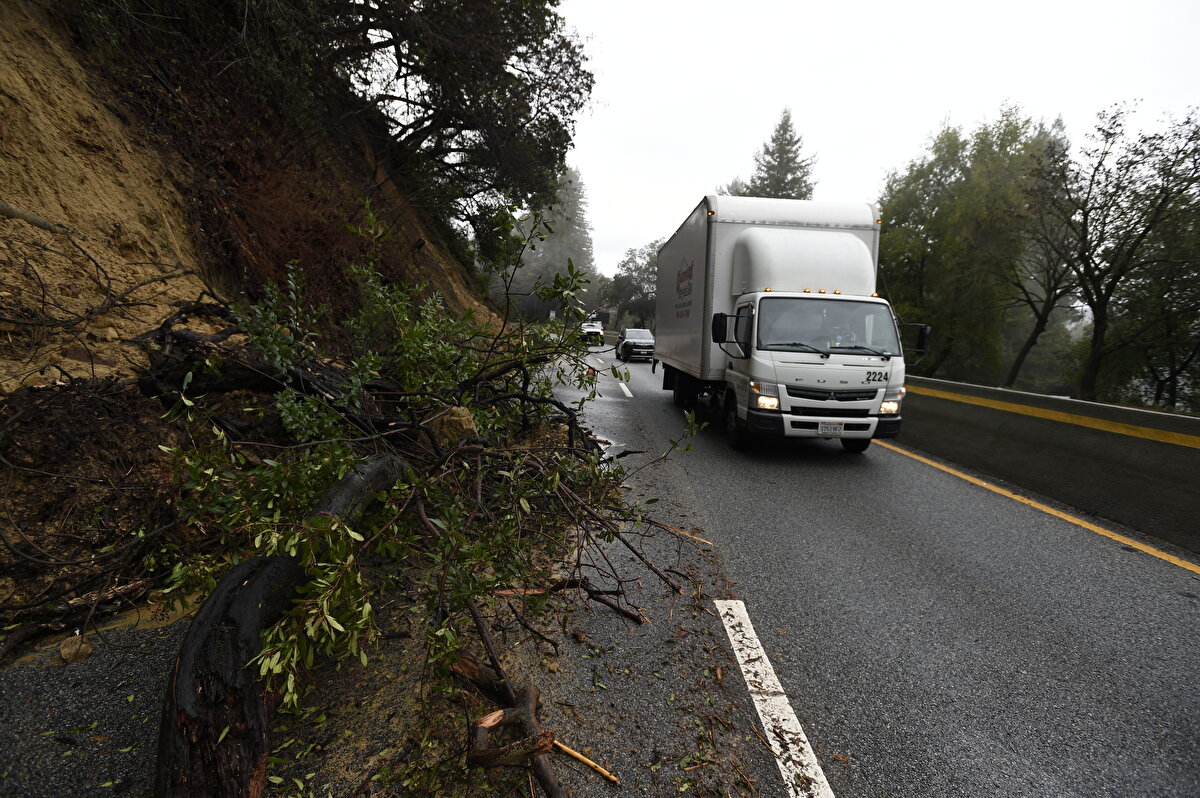 Yetkililer bölge sakinlerini evlerinin en içteki odasına veya yüksek bir yere gitmeye çağırdı. Zenginlerin yaşadığı Santa Barbara'da da bir tahliye merkezi kuruldu.<br><br>