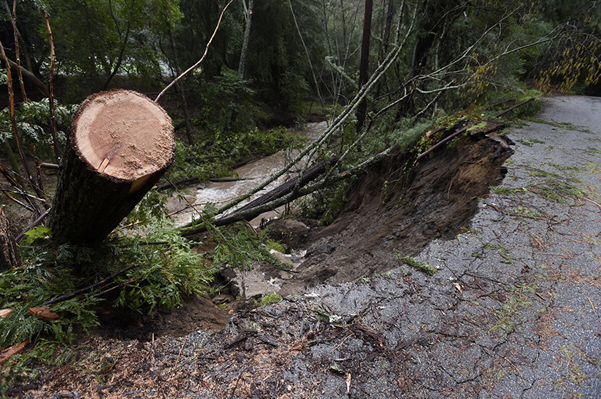 Şiddetli yağmur, yaygın sel, hızlı su yükselmeleri, olası moloz akışlarıyla birlikte çamur kaymaları ve heyelanlar, yoğun dağ karı ve sert şiddetli rüzgarların tümü Kaliforniya için tehdit olmaya devam ediyor” dedi.<br><br>