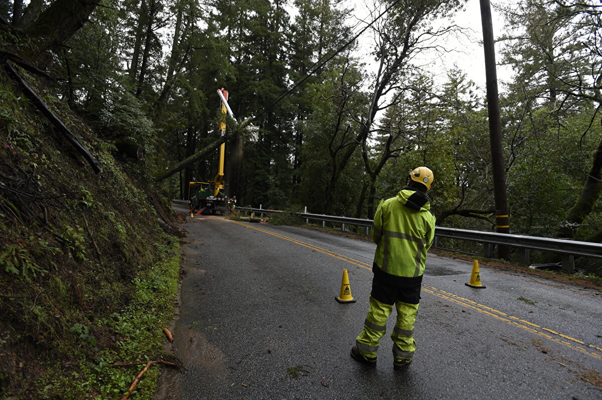 5 yaşındaki bir erkek çocuk ve bir sürücünün, su basan bir yola girdikten sonra sürüklendiği bildirildi.<br><br>