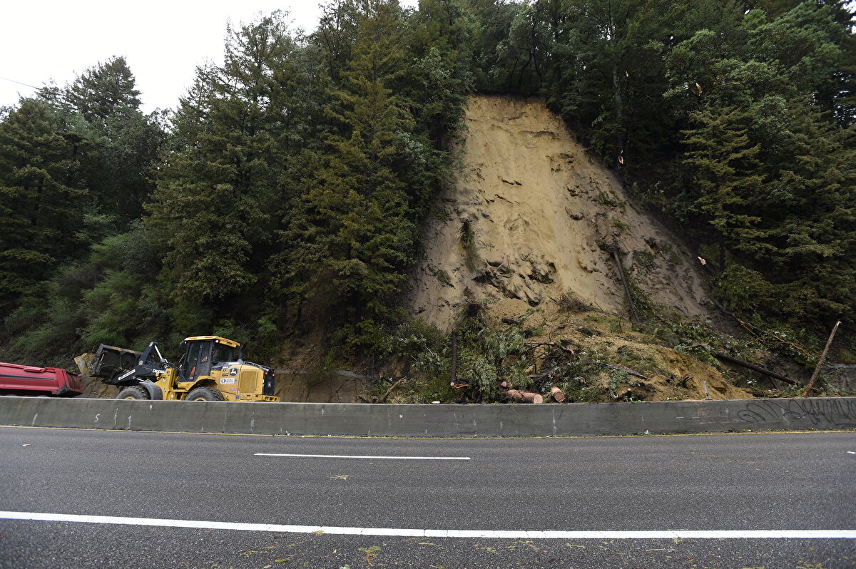 Başkan Joe Biden Pazar günü, eyalette fırtınalar, rüzgarlar ve yağmur ilerledikçe Kaliforniya için bir acil durum ilanını onaylamıştı.<br><br>