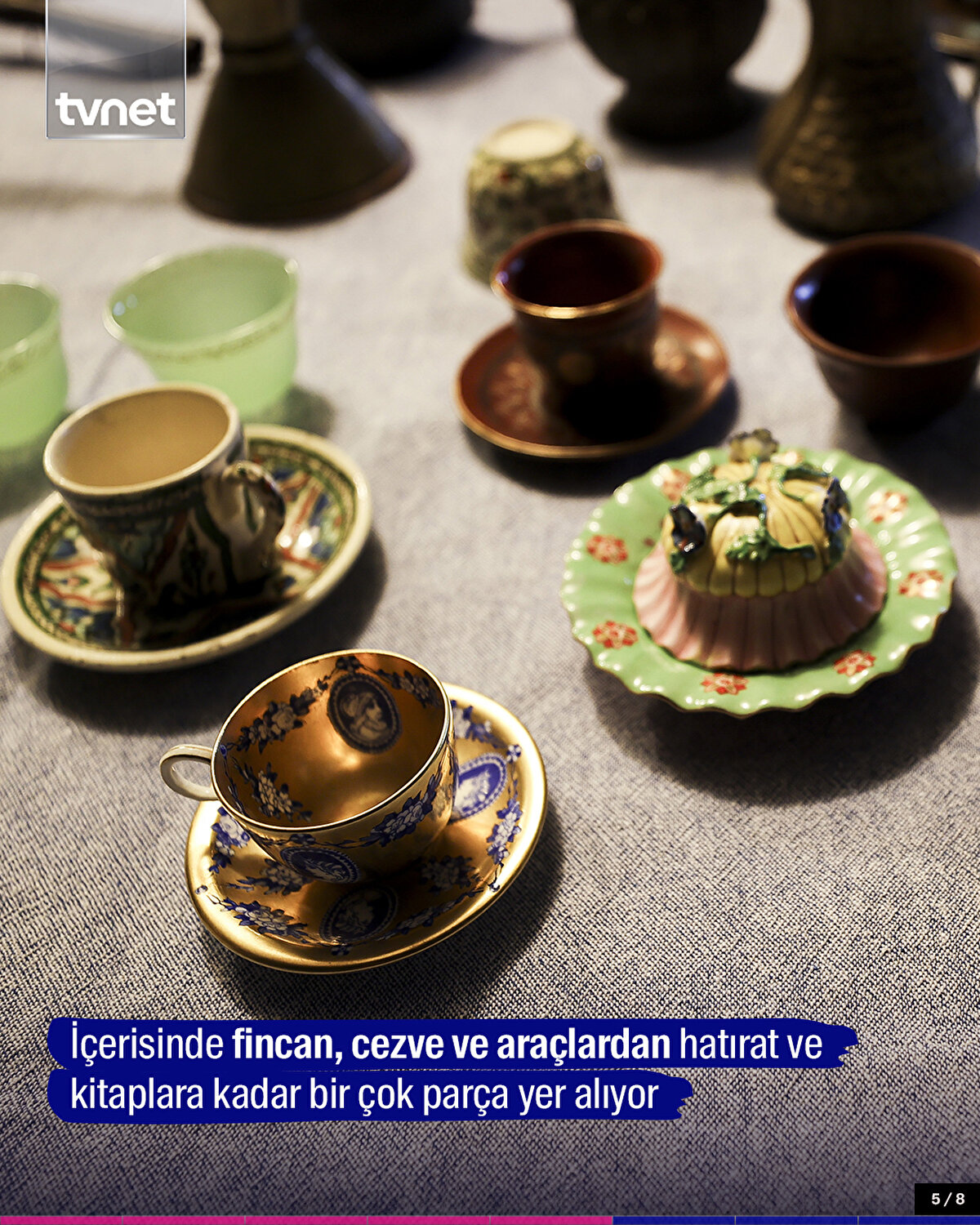 İçerisinde fincan, cezve ve araçlardan hatırat ve kitaplara kadar bir çok parça yer alıyor