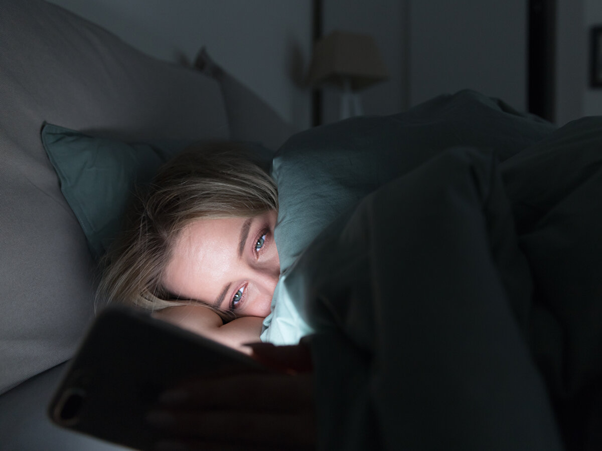 “Geceleri uyurken gece lambasının kullanılmaması öneriyoruz çünkü gözümüze giren, retinanın algıladığı en ufak ışık uyku döngümüzü bozuyor. En önemli mesajımız uyumadan önce ekrana maruz kalmayalım. 